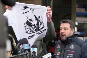 L’eterno dilemma di Salvini: indossare t-shirt o mollare Putin… per le sue frasi di elogio ci vorrebbero lenzuola L’eterno dilemma di Salvini: indossare t-shirt o mollare Putin… per le sue frasi di elogio ci vorrebbero lenzuola