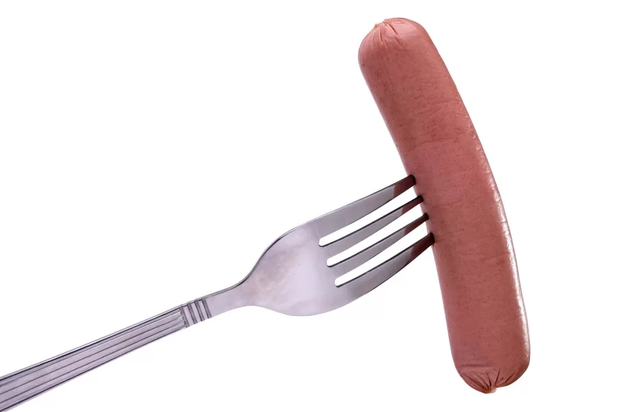 Bistecca e salsiccia vegetale, la confusione dei nomi che alimenta il planted-food: il no al meat sounding