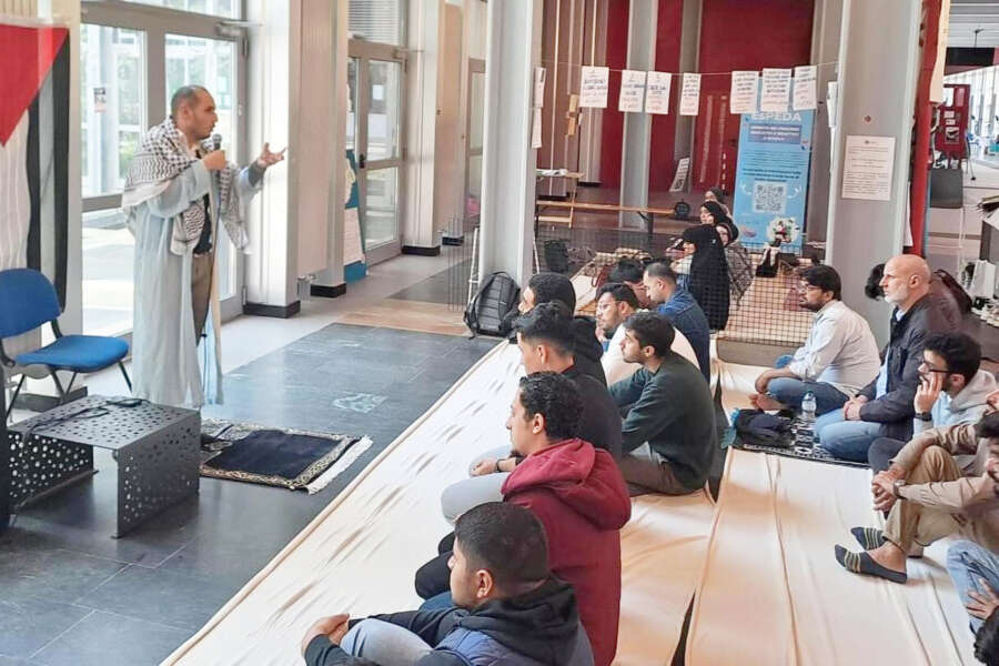 Preghiera dell’imam al politecnico: l’editto di Torino in nome della libertà. Ma è ammassa anche violenza