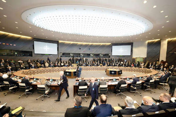 Politi, lezione a Tarquinio: “I pacifisti non conoscono la Nato che in Ucraina manda solo cibo, scarponi e carburante”