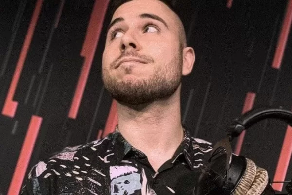 Speaker di RTL 102.5 arrestato: Andrea Piscina adescava minori online fingendosi ‘Alessia’. L’accusa di pedopornografia e violenza sessuale