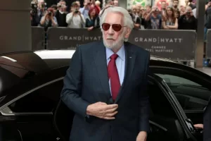 Come è morto Donald Sutherland, premio Oscar alla carriera. Star di MASH e Hunger Games da Fellini a Bertolucci: recitò in oltre 200 film