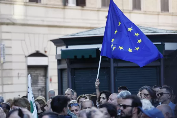 Europa da Schengen a diritto di veto e guerre di pianerottolo, la lezione di Mandela e l’io di Renzi e Calenda