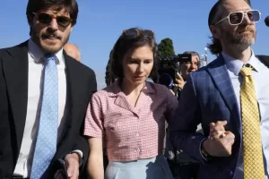 Amanda Knox condannata a tre anni per calunnia a Lumumba: “Ero giovane, spaventata e sotto pressione dalla Polizia”