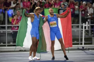 Europei atletica, doppietta azzurra nei 100: Jacobs ancora campione, Ali d’argento. Oro per Fabbri e Simonelli che fa festa in versione One Piece