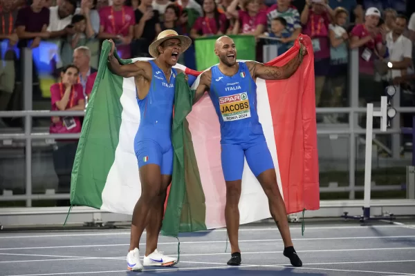 Europei atletica, doppietta azzurra nei 100: Jacobs ancora campione, Ali d’argento. Oro per Fabbri e Simonelli che fa festa in versione One Piece