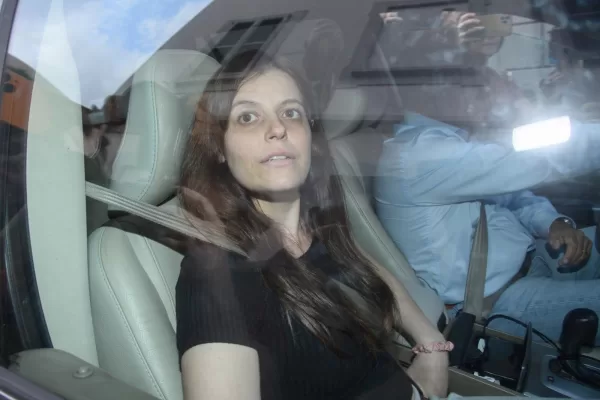 Ilaria Salis è arrivata a Monza, l’emozione di papà Roberto: “Ora esco di scena, mi dimetto”