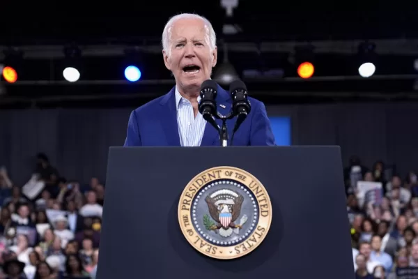 Biden non si ritira dopo la figuraccia: “Non sono giovane ma dico la verità”. Clinton e Obama con lui Biden non si ritira dopo la figuraccia: “Non sono giovane ma dico la verità”. Clinton e Obama con lui