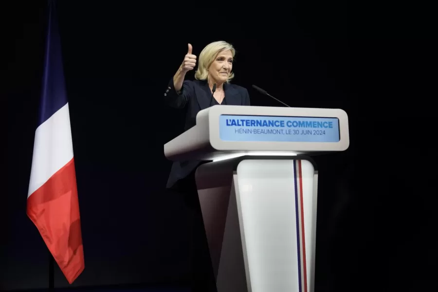 Elezioni Francia, Le Pen vince al primo turno ma senza maggioranza assoluta. Il piano di Macron per togliere seggi all’estrema destra
