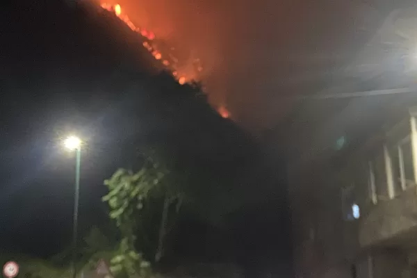 Incendio Camaldoli, nuovo rogo nella notte: dall’intervento tardivo alle fiamme a poca distanza dalle abitazioni