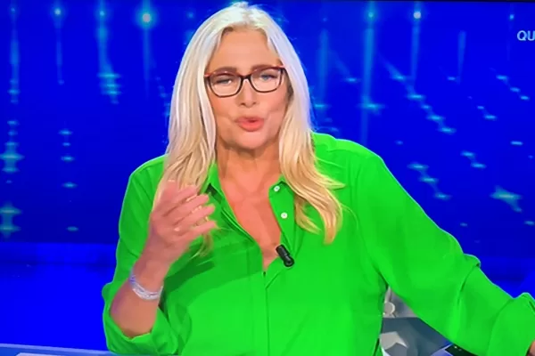 Mara Venier e “Tele Meloni”: “A Domenica In non leggerei più quel comunicato, mi vietarono foto social a EuroDisney. Matano e De Martino miei eredi”