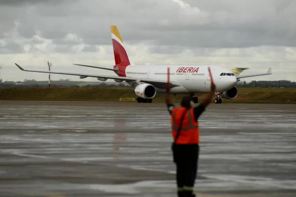 A view of Iberia’s new Airbus A330/200 landing at Carrasco Airport in Montevideo, Uruguay, 07 March 2016. The airline has operated its first long distance flight to the city in the context of a fleet renovation and the consolidation of the Madrid-Montevideo connection. EFE/Juan Ignacio Mazzoni A view of Iberia’s new Airbus A330/200 landing at Carrasco Airport in Montevideo, Uruguay, 07 March 2016. The airline has operated its first long distance flight to the city in the context of a fleet renovation and the consolidation of the Madrid-Montevideo connection. EFE/Juan Ignacio Mazzoni
