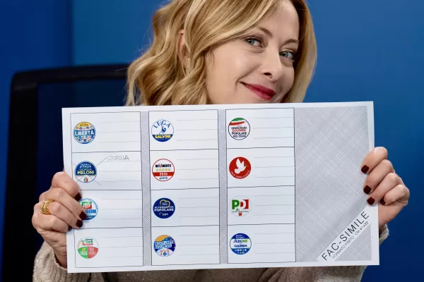 Foto Filippo Attili/Palazzo Chigi/LaPresse 05-06-2024 RomaPolitica Il Presidente del Consiglio Giorgia Meloni con il facsimile della scheda elettorale con la X sul simbolo Fratelli d’Italia e la scritta GiorgiaDISTRIBUTION FREE OF CHARGE – NOT FOR SALE – Obbligatorio citare la fonte LaPresse/Palazzo Chigi/Filippo Attili