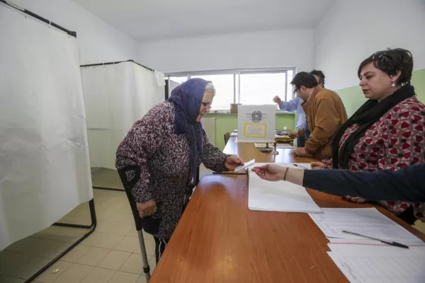 Europee, storie di anziani al voto: da Rosetta, nonna centenaria accompagnata dal sindaco, a Franca che chiama gli scrutatori in casa di riposo: “Mai saltato l’appuntamento in vita mia”