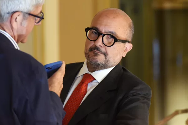 Il ministro Sangiuliano silura il social media manager: le gaffe può farle solo lui senza dimettersi