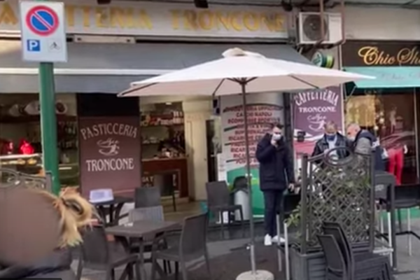 Napoli, fiamme all’ex bar del boss Troncone: tensione a Fuorigrotta tra omicidi irrisolti e innocenti feriti Napoli, fiamme all’ex bar del boss Troncone: tensione a Fuorigrotta tra omicidi irrisolti e innocenti feriti