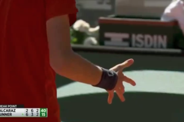 Il crampo alla mano per Sinner e la rimonta: da 15-40 alla vittoria del set, Alcaraz sotto 2-1