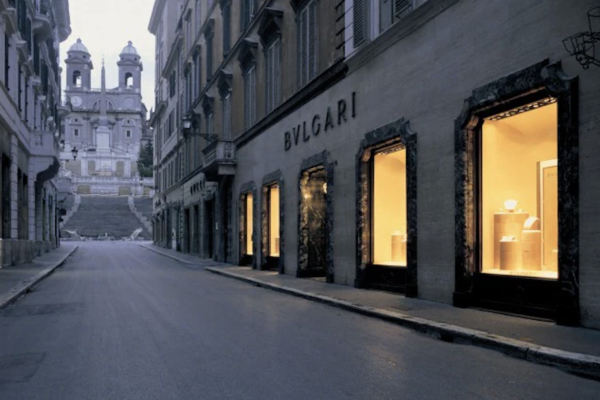 Bulgari, maxi furto in Via Condotti: rubati gioielli per mezzo milione. L’allarme a mezzanotte e un buco nel pavimento Bulgari, maxi furto in Via Condotti: rubati gioielli per mezzo milione. L’allarme a mezzanotte e un buco nel pavimento