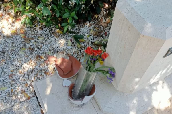 Tomba Berlinguer profanata