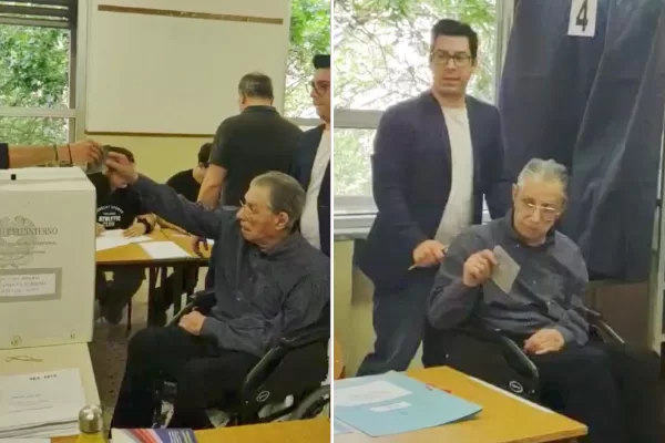 Europee, Bossi al seggio in carrozzina per votare Forza Italia. Con lui il figlio Renzo: “La Lega è stata tradita”