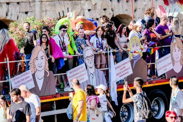 Il tranquillo Pride senza gli ebrei e l’indifferenza degli antifascisti bardati d’arcobaleno Il tranquillo Pride senza gli ebrei e l’indifferenza degli antifascisti bardati d’arcobaleno