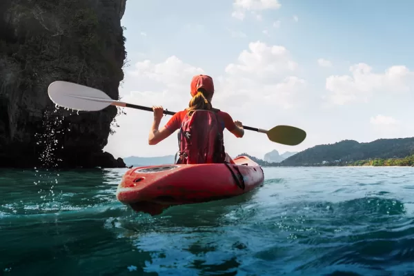 Ragazza muore in mare a Napoli, il suo kayak travolto da barca-pirata davanti Villa Rosebery