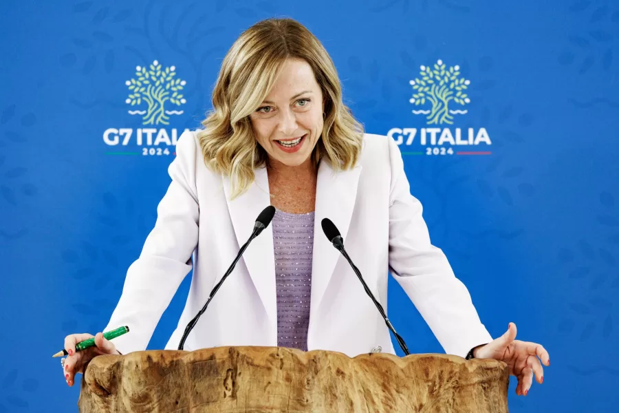 La “realistica” e “post-ideologica” destra di governo: retorica, simbolismi e la voglia di nemici