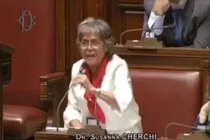 La 5 Stelle Susanna Cherchi minaccia la maggioranza in Aula: “Non dimenticate piazzale Loreto, con il karma non si scherza”