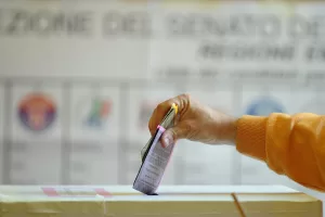 Perché mai i siciliani dovrebbero andare a votare: tra villini, Mondello e aerei low cost, ai seggi solo per i cognati…