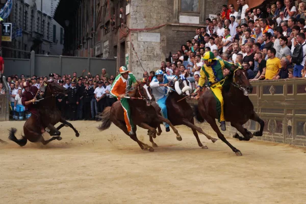 Palio di Siena, è arrivata l’Onda alta. La vittoria a sorpresa, di corto muso