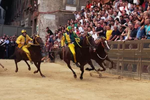 Palio di Siena rinviato per pioggia, delusione e polemiche tra il pubblico: “Decisione frettolosa, alle 8 aveva smesso”