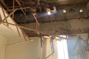 Crolla solaio al quarto piano, anziano salvo perché in un’altra stanza: miracolo a Napoli nella via dove nacque Totò