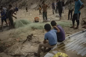 Bambini, c’è la guerra in tv ma non è un nostro gioco. Le responsabilità dei genitori al tempo dei conflitti