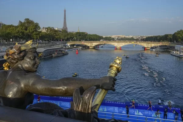 Olimpiadi, la Senna è troppo inquinata e il triathlon non parte. Parigi temporeggia per salvare l’insalvabile Olimpiadi, la Senna è troppo inquinata e il triathlon non parte. Parigi temporeggia per salvare l’insalvabile