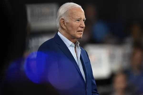 Biden e la campagna per farlo ritirare, Riotta: “Sostituirlo è un’impresa, ballano 160 milioni di dollari. Harris in pole ma per vincere dovrebbe umiliare Trump” Biden e la campagna per farlo ritirare, Riotta: “Sostituirlo è un’impresa, ballano 160 milioni di dollari. Harris in pole ma per vincere dovrebbe umiliare Trump”
