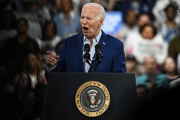 “Biden? Lucido fino a metà pomeriggio”. Così lo staff del Presidente cerca di preservarlo e una cena in famiglia lo sprona: “Puoi ancora vincere” “Biden? Lucido fino a metà pomeriggio”. Così lo staff del Presidente cerca di preservarlo e una cena in famiglia lo sprona: “Puoi ancora vincere”