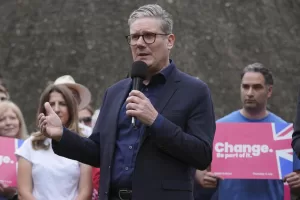 Elezioni Regno Unito, Londra al bivio dopo il lungo potere conservatore: Starmer dovrà attuare riforme cruciali tra due fuochi