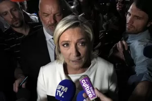 Le Pen non vede la debacle: “Vittoria solo rinviata”. Propaganda e fake: “Francesi prevalentemente a destra”