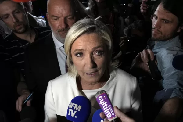 Le Pen non vede la debacle: “Vittoria solo rinviata”. Propaganda e fake: “Francesi prevalentemente a destra”