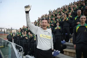 Calcio e campo… largo: l’abbraccio tra Renzi e Schlein, La Russa in versione Canà e la poesia di Giorgetti