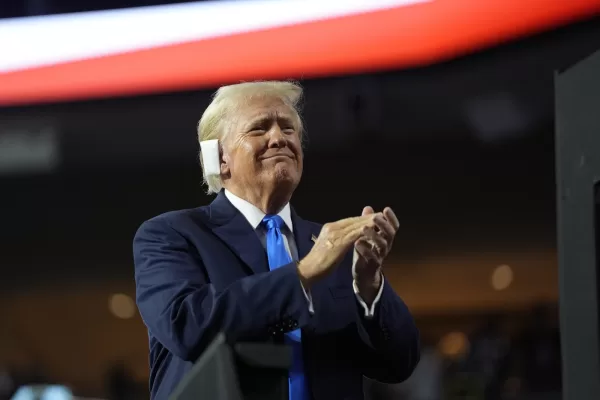 La seconda notte di Trump alla convention repubblicana: più debole, ma fa il pieno di endorsement. Proiettato il video delle cadute di Biden