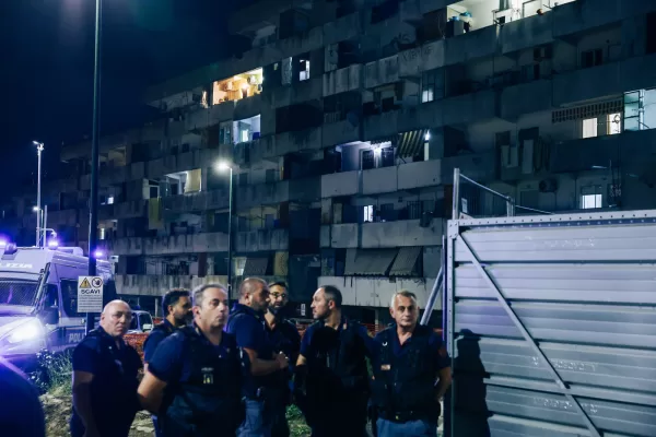 Scampia, Vela balcony collapses: two dead and 13 injured, 7 are children. A girl is serious. “Very loud roar, it was terrible”
(Photo by Alessandro GarofaloLapresse) Scampia, Vela balcony collapses: two dead and 13 injured, 7 are children. A girl is serious. “Very loud roar, it was terrible”
(Photo by Alessandro GarofaloLapresse)
