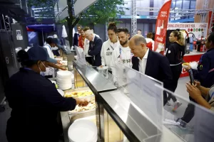 Quanto costa mangiare alle Olimpiadi di Parigi 2024: €7 per un pacchetto di patatine, €6 una Coca Cola. Ma nella mensa degli atleti non manca nulla Quanto costa mangiare alle Olimpiadi di Parigi 2024: €7 per un pacchetto di patatine, €6 una Coca Cola. Ma nella mensa degli atleti non manca nulla