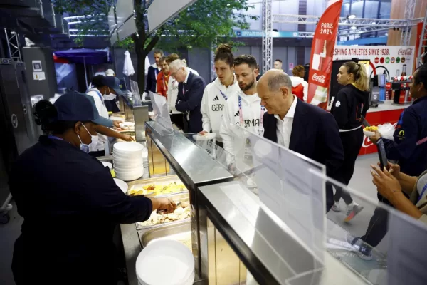 Quanto costa mangiare alle Olimpiadi di Parigi 2024: €7 per un pacchetto di patatine, €6 una Coca Cola. Ma nella mensa degli atleti non manca nulla Quanto costa mangiare alle Olimpiadi di Parigi 2024: €7 per un pacchetto di patatine, €6 una Coca Cola. Ma nella mensa degli atleti non manca nulla