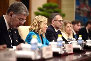 Meloni incontra Xi Jinping: novanta minuti di colloquio e le basi di una mediazione con l’Europa Meloni incontra Xi Jinping: novanta minuti di colloquio e le basi di una mediazione con l’Europa