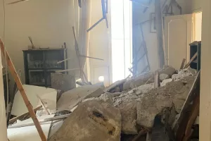 Crolla solaio al quarto piano, anziano salvo perché in un’altra stanza: miracolo a Napoli nella via dove nacque Totò