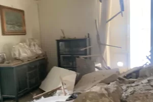 Crolla solaio al quarto piano, anziano salvo perché in un’altra stanza: miracolo a Napoli nella via dove nacque Totò