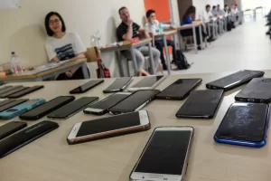 Smartphone a scuola, arriva la mannaia dall’alto: se si vieta ciò che non si riesce a governare Smartphone a scuola, arriva la mannaia dall’alto: se si vieta ciò che non si riesce a governare