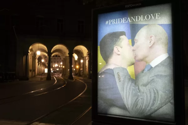 Foto LaPresse/Ruggero Romano Reina
15/06/2022 Torino (Italia)
Cronaca
Andrea Villa lo street artist –  Il Bacio tra Zelensky e Putin in occasione del Pride per le strade di Torino 
Nella foto:  il manifesto con il Bacio tra Zelensky e Putin dello street artist Andrea Villa
Photo LaPresse/Ruggero Romano Reina
June 15  Torino (Italy)
News
Andrea Villa: Zelensky and Putin kiss, Pride 
In the Picture: Andrea Villa: Zelensky and Putin kiss, Pride