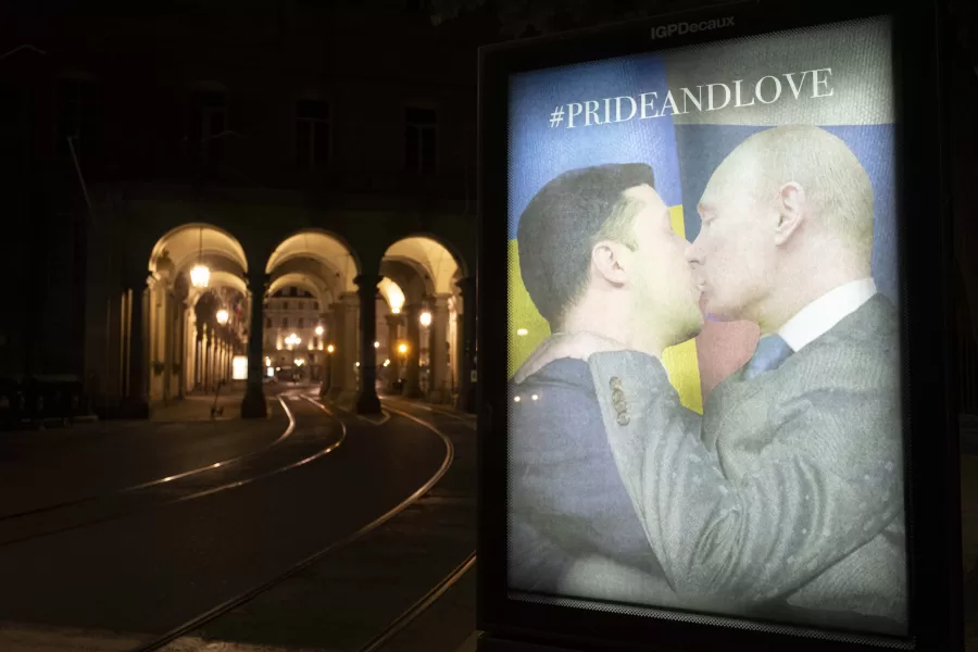 Foto LaPresse/Ruggero Romano Reina
15/06/2022 Torino (Italia)
Cronaca
Andrea Villa lo street artist –  Il Bacio tra Zelensky e Putin in occasione del Pride per le strade di Torino 
Nella foto:  il manifesto con il Bacio tra Zelensky e Putin dello street artist Andrea Villa
Photo LaPresse/Ruggero Romano Reina
June 15  Torino (Italy)
News
Andrea Villa: Zelensky and Putin kiss, Pride 
In the Picture: Andrea Villa: Zelensky and Putin kiss, Pride